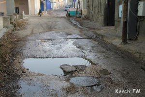 Новости » Общество: В Керчи на ул. Театральной три порыва водовода