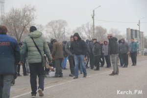 Новости » Общество: В Керчи бастующим дальнобойщикам пообещали организовать паром