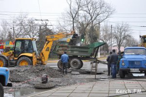 Новости » Общество: В центре Керчи порыв водовода напротив Кирова,5