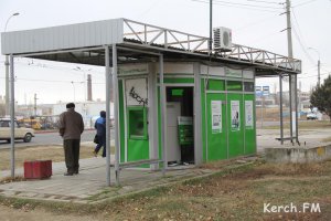 Новости » Общество: В Керчи неизвестные разгромили отделение «Приватбанка»