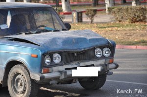 Новости » Криминал и ЧП: В Керчи на улице Кирова ВАЗ 2106 въехал в «Renault»