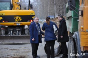 Новости » Общество: В Керчи проводят замену коллектора, где провалилась дорога