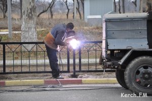 Новости » Общество: В Керчи на улице Генерала Петрова устанавливают ограждения