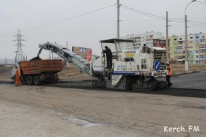 Новости » Общество: В Керчи в районе остановки АТП перекладывают новый асфальт