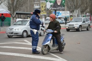 Новости » Общество: Ко Дню инвалида в Керчи сотрудники ГИБДД провели беседы с водителями