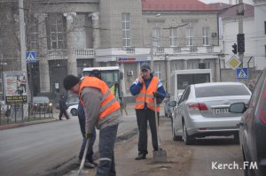 Новости » Общество: В Керчи на Кирова затруднено движение из-за укладки асфальта