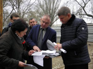 Новости » Общество: Крымские чиновники проверили объекты незаконного строительства в Керчи