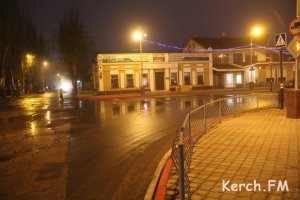 Новости » Общество: В Керчи по улицам города льется питьевая вода