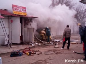 Новости » Общество: В Керчи на рынке горел ларек