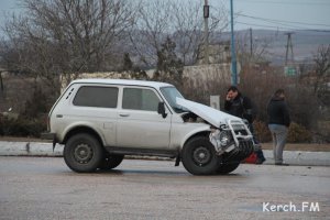 Новости » Криминал и ЧП: В Керчи автомобиль «Нива» и «ГАЗель» не поделили дорогу