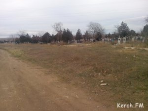 Новости » Общество: Чтобы на городском кладбище не было мусора, нужно огородить свалку, - директор КП «Полигон»