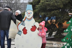 Новости » Общество: В центре Керчи начались новогодние гуляния