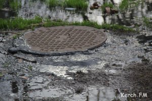 Новости » Общество: В Керчи  двор «скорой помощи» больше двух недель заливают нечистоты