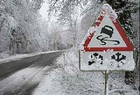 ГИБДД Крыма просит автомобилистов быть осторожными на скользких дорогах