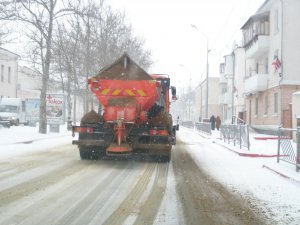 Новости » Общество: На керченских улицах коммунальщики убирают снег
