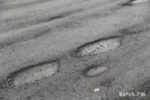 Власть Керчи потребует подрядчика за свой счет переделать ремонт дорог
