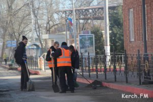 В Керчи убирают дороги с риском для жизни