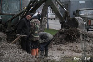 В Керчи на улице Кирова порыв водовода