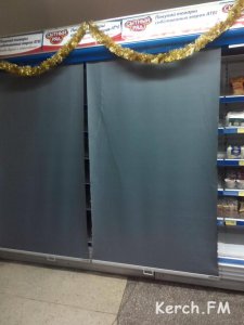 В Керченских супермаркетах завешивают баннерами пустые прилавки