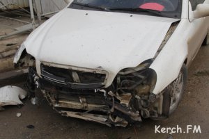 В Керчи автомобиль Джили разбился о металлическое ограждение