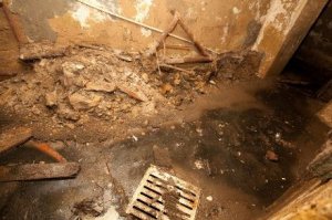 Керченских коммунальщиков оштрафовали за подвал с фекалиями