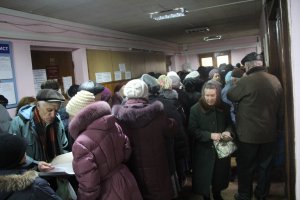 Новости » Общество: Ветераны труда в Керчи стоят в огромных очередях