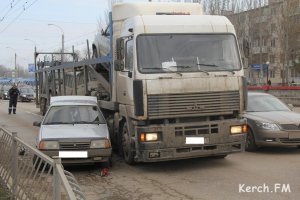 В центре  Керчи произошла авария, движение затруднено