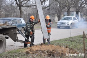 Новости » Общество: В Керчи по улице Кокорина меняют старые опоры на новые