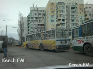 В Керчи из-за автомобильной аварии остановились троллейбусы
