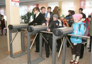 Установка турникетов в керченских школах под вопросом