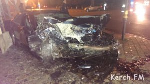 В Керчи ночью BMW разбилась о стену ночного клуба