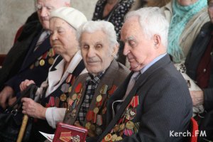 В Керчи ветеранам напоминают, что они могут получить юбилейные медали