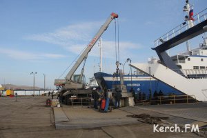 Новости » Экономика: Причалы на керченской переправе строят медленно, - сенатор Рязанский