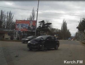 В Керчи столкнулись две иномарки (видео)