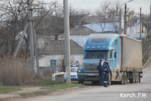 Новости » Криминал и ЧП: В Керчи мужчину придавило фурой (18+)