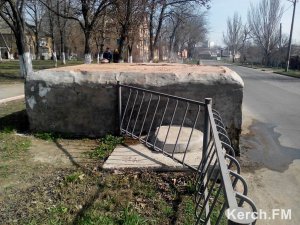 Ты репортер: В Керчи на Кирова произошел порыв в отопительном люке