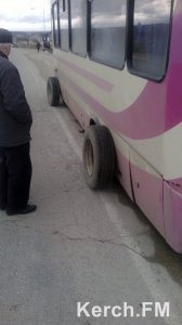 Новости » Криминал и ЧП: На трассе у автобуса «Керчь–Симферополь» отвалились колеса