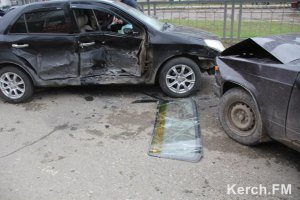 Новости » Криминал и ЧП: В Керчи столкнулись иномарка и «Жигули»