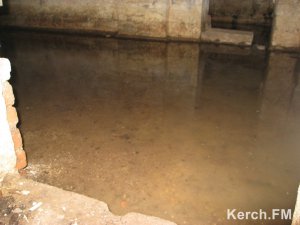 Нечистоты со всего квартала попадают в подвал дома керчан