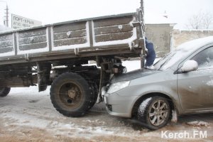 Новости » Криминал и ЧП: В Керчи из-за непогоды «бум» аварий, есть пострадавшие