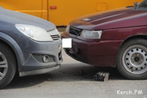 В Керчи столкнулись автомобили «Opel» и «LADA»