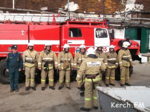 Новости » Общество: В Керчи спасатели тренировались тушить последствия взрыва с вытеканием аммиака