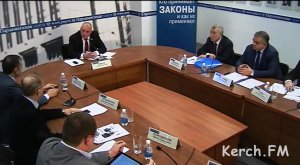 Новости » Экономика: Керчане просят погранслужбу РФ разрешить перегрузку на якорной стоянке