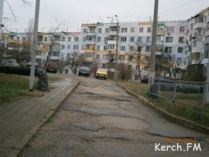 В Керченских дворах разбитые дороги, - читатель