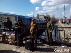 Ты репортер: На центральном рынке Керчи поют афганцы