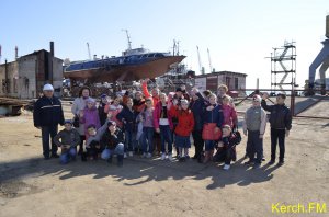 Новости » Общество: Керченские школьники впервые увидели, как ремонтируют морские суда