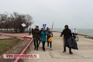 Чиновники и партийные активисты в Керчи вышли в непогоду на субботник