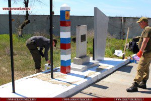 Новости » Общество: Администрация Керчи отреставрировала памятник на Тузле и покрасила пограничный столб