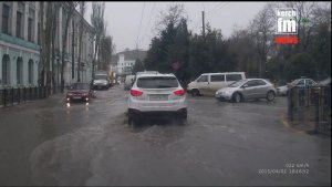 Новости » Экология: В Керчи дождь затопил центральные улицы города