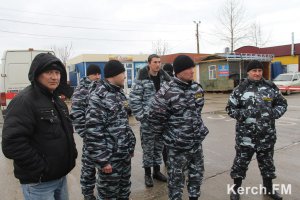 Новости » Общество: Охранникам Керченской переправы не выплачивают зарплату третий месяц